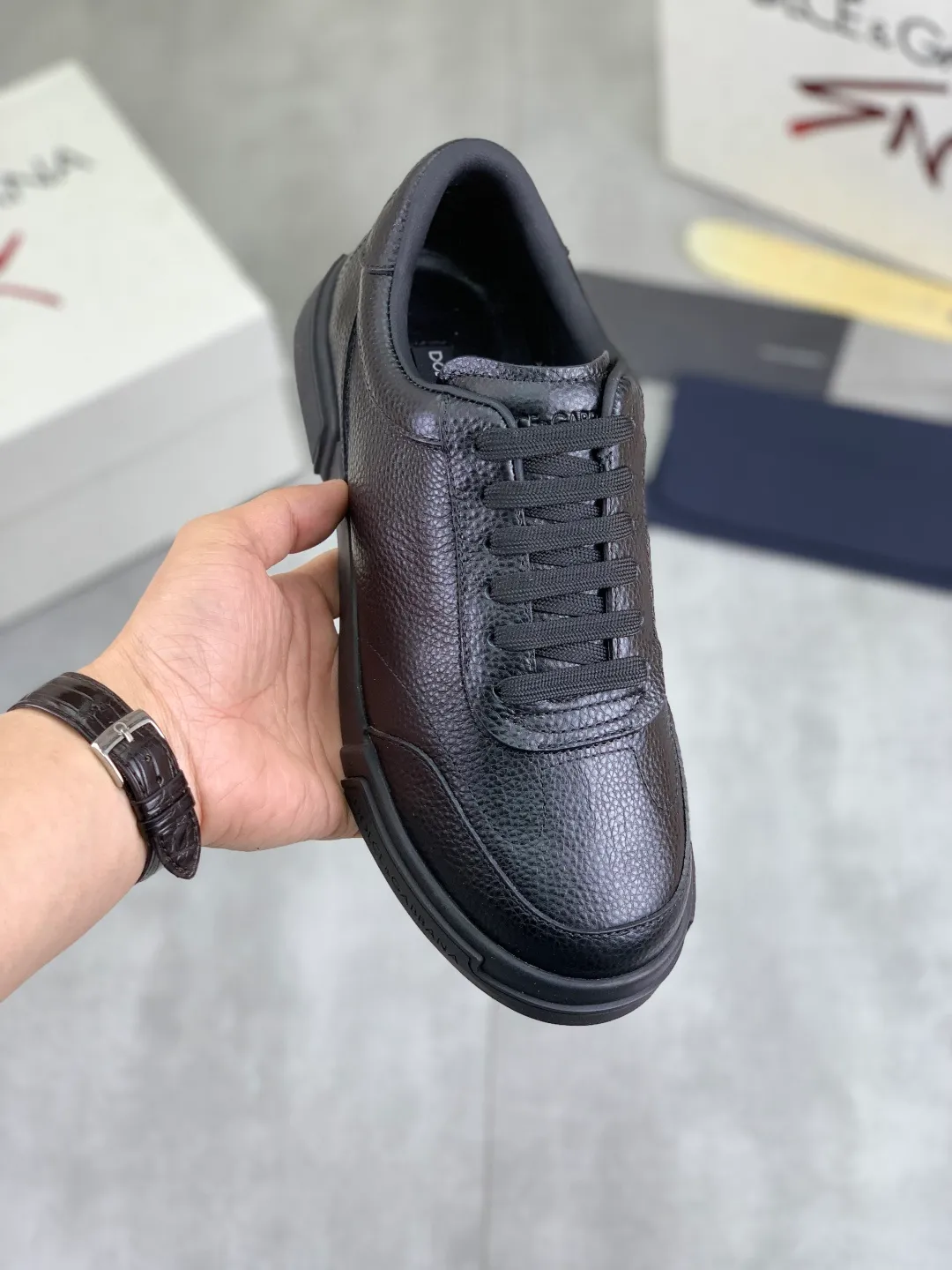 Men's shoes 💰P520 new model (DG-Dolce & Gabbana) latest popular 🔥🔥casual shoes, with brand signature details on the tongue, imported first-layer pebbled cowhide fabric, fashionable and versatile, can add luster to various looks. Create an exquisite design with unique dynamic vitality and modern atmosphere, showing modern elegance. Size: 38-44 (45 46 customized) Color: 4️⃣ colors available